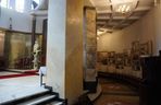Wnętrze kościoła św. Stanisława Kostki, przed którym znajduje się nagrobek księdza