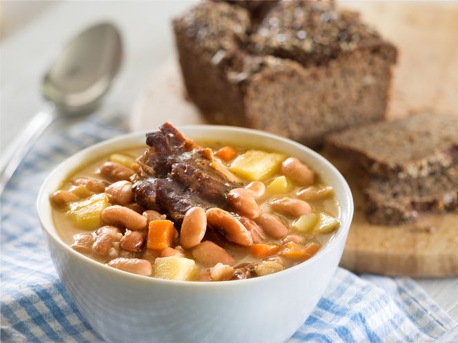 Prawdziwa zupa fasolowa jak u babci – przepis na najlepszą fasolówkę