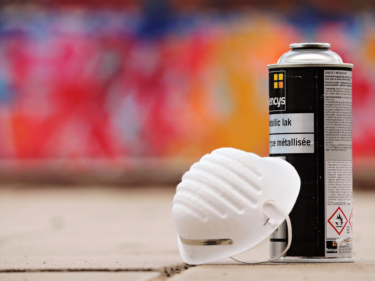 Niszczyli materiały wyborcze w Płocku. Zatrzymała ich policja