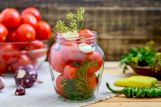 Przepis na konserwowe pomidory - jak zrobić pomidory w zalewie na zimę?