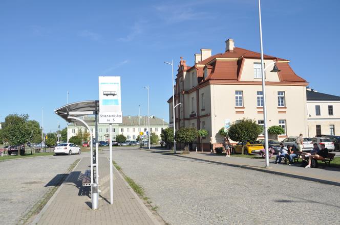 Przystanki busów przy ulicy Niepodległości