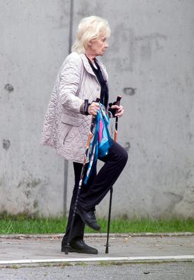 1 publ_Krystyna Loska ćwiczy z kijkami