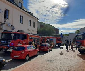 Pożar kamienicy na Starym Mieście w Zamościu. Kłęby dymu wydobywały się z poddasza