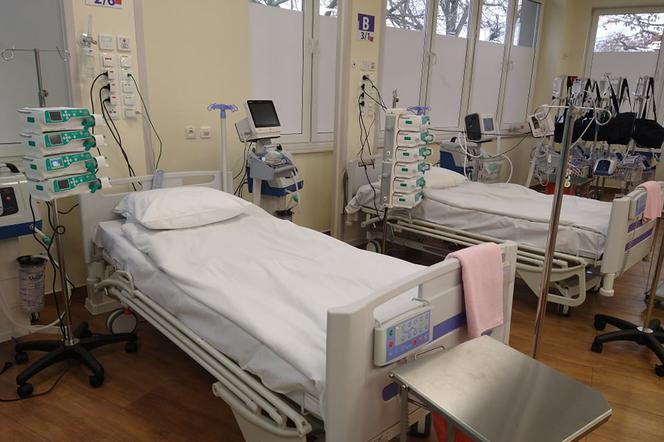 Łóżko w szpitalu w Ciechocinku, koronawirus