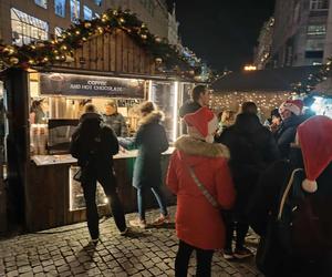 To jeden z najpopularniejszych jarmarków bożonarodzeniowych na świecie! Jak wygląda świąteczna atmosfera w Pradze?