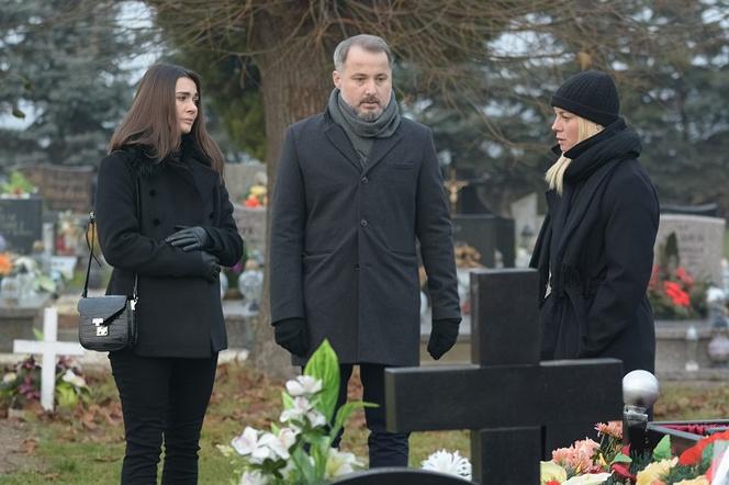 Pierwsza miłość, odcinek 3578. Emilka (Anna Ilczuk), Bartek (Rafał Kwietniewski), Alicja (Magdalena Szczepanek)