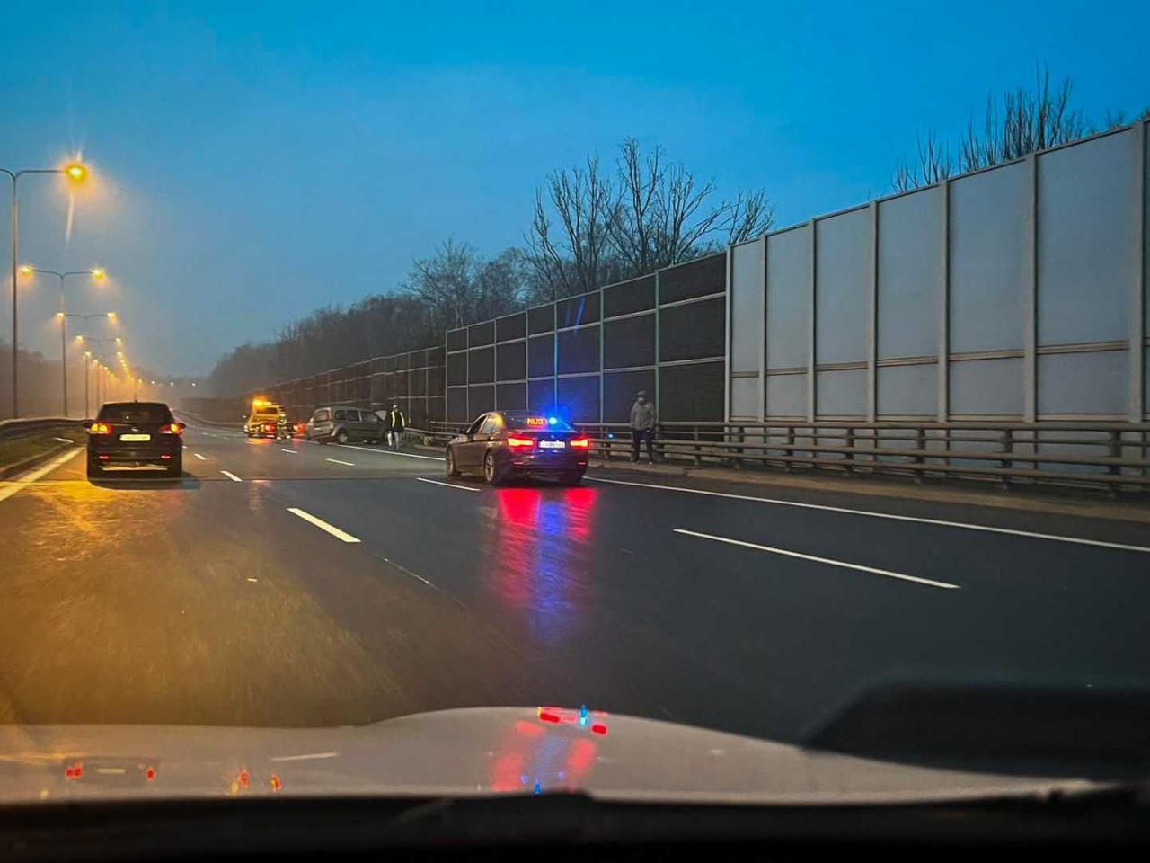 Dwa potężne karambole o poranku na A1 i DTŚ. Zderzyło się kilkadziesiąt samochodów! Jest bardzo ślisko