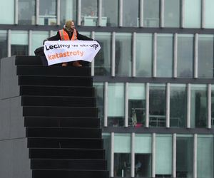 Pomnik smoleński oblany sztuczną krwią