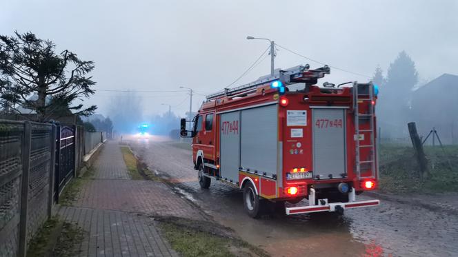 Tartak w ogniu i problemy z wodą. Potężny pożar w Stramnicy [ZDJĘCIA]