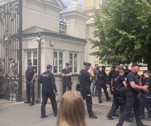 Rektor UW wezwał policję. Mundurowi wynieśli protestujących studentów