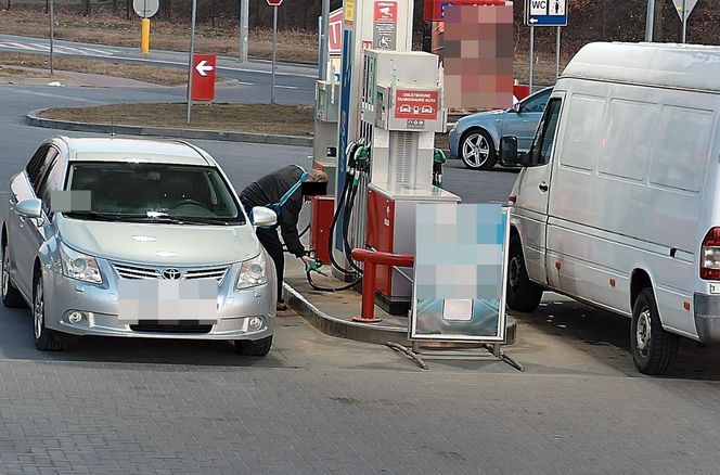 Włodawa. Horror na stacji paliw. Odpalił zapalniczkę i rzucił ją na rozlaną benzynę. Nagranie z monitoringu