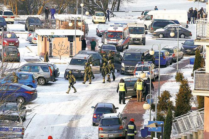 Gliniarz dźgnął żonę i strzelił sobie w głowę