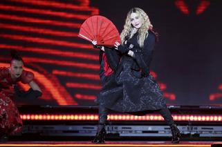 Madonna wije się wokół sedesu! Czy ona upadła w łazience?