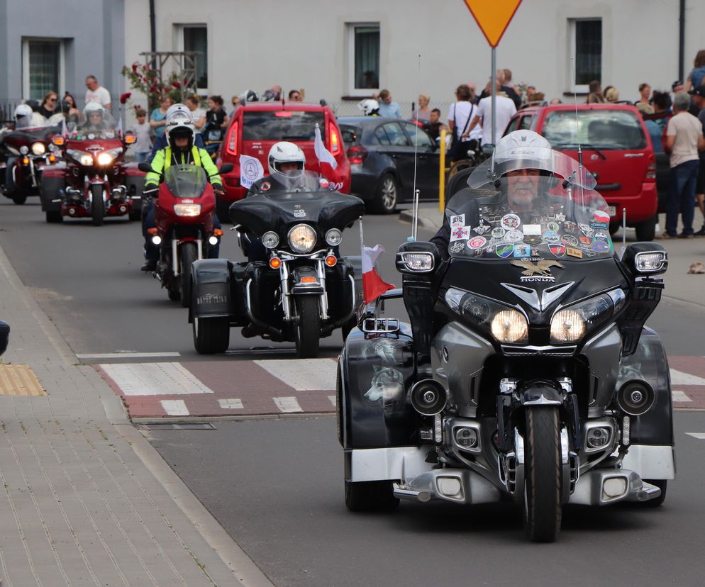 Efektowna parada motocyklowa i piękna impreza pod Toruniem. Robią to dla Huberta i malutkiej Mai
