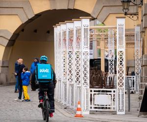 Wrocław zamienia się z powrotem w Breslau? Na ulicach miasta powstaje nowy serial. Zobacz, jak wygląda plan zdjęciowy [ZDJĘCIA]