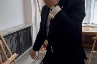 Grzegorz Braun pojawił się w Sejmie. Wpadł w furię i zdemolował wystawę!