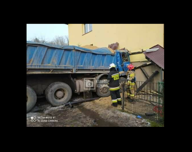 Ciężarówka pod Krakowem RĄBNĘŁA w dom! Strażacy ROZCINALI kabinę, by wyciągnąć kierowcę 