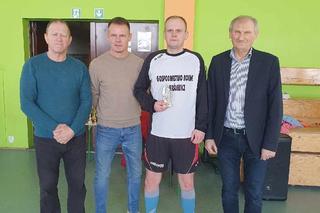 Seniorzy kopali piłkę na hali o puchar wójta gminy Iława