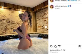 Wiktoria Gąsiewska wygina się w basenie