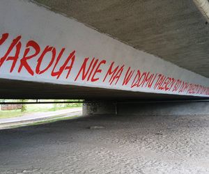 Kultowy napis Karola nie ma w domu talerzy... powrócił w nowej odsłonie