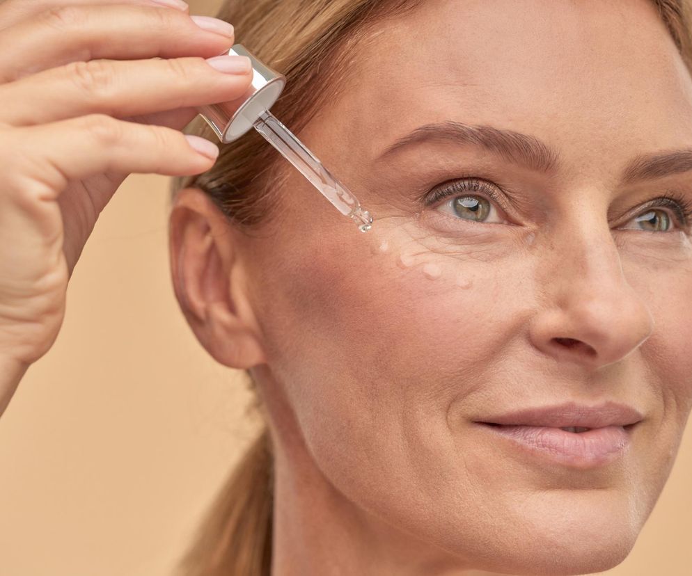 Prasuje zmarszczki, ujędrnia skórę, zapobiega pajączkom. Zrób sobie domowe serum z witaminą C