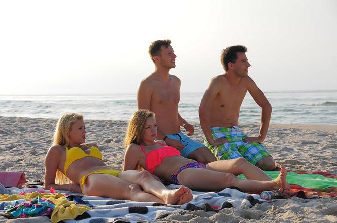 Pierwsza miłość. Jowita (Joanna Opozda), Asia (Paulina Gałązka), Mikser (Błażej Michalski), Radek (Mateusz Banasiuk)