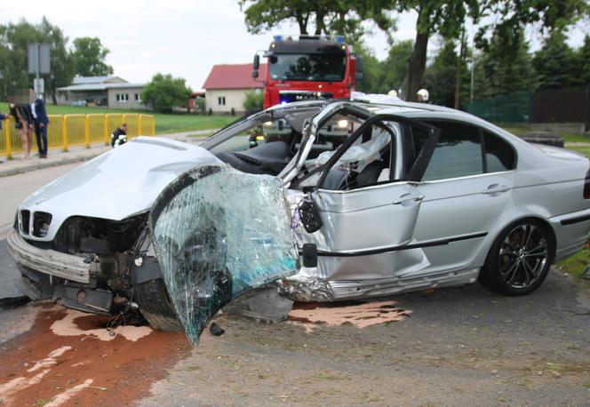 Rozpędzona 20-latka uderzyła w drzewo! Z jej pięknego bmw nic nie zostało [ZDJĘCIA] 