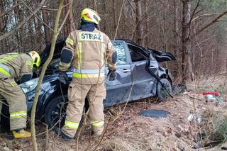 Groźny wypadek w Starych Włókach. Auto wpadło do rowu. Jedna osoba ranna [ZDJĘCIA]