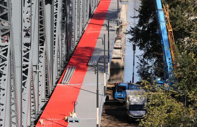 Remont mostu Piłsudskiego w Toruniu. Montowane są bariery drogowe i błotochrony