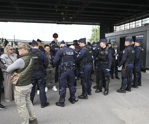 Komornicy na Modlińskiej. Nerwowe starcie przy hali na Białołęce. Ostry konflikt kupców z zarządcą hali