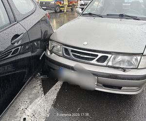 ​Karambol w deszczu przy wyjeździe z galerii handlowej w Lesznie 