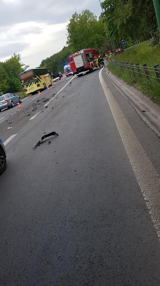 Wypadek w Dąbrowie Górniczej. Zderzenie osobówki z autobusem [ZDJĘCIA]