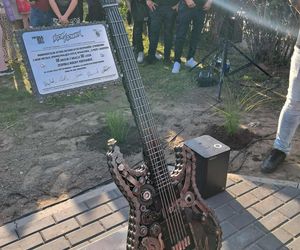 Posadzili drzewa, a następnie dali gorący koncert. Finał akcji zespołu Nocny Kochanek w Skarżysku
