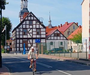 To najmniejsze miasto na Pomorzu Zachodnim. Znajduje się dosłownie na końcu świata. Uwielbiają je żeglarze i turyści szukający spokoju