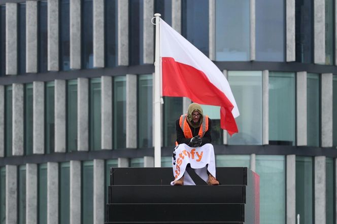 Pomnik smoleński oblany sztuczną krwią