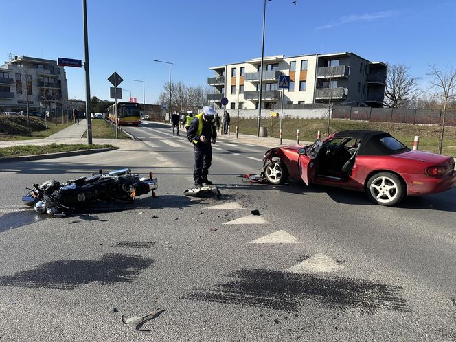 Motocyklista trafił do szpitala. Kierowca mazdy wymusił pierwszeństwo. Koszmarny wypadek w Warszawie