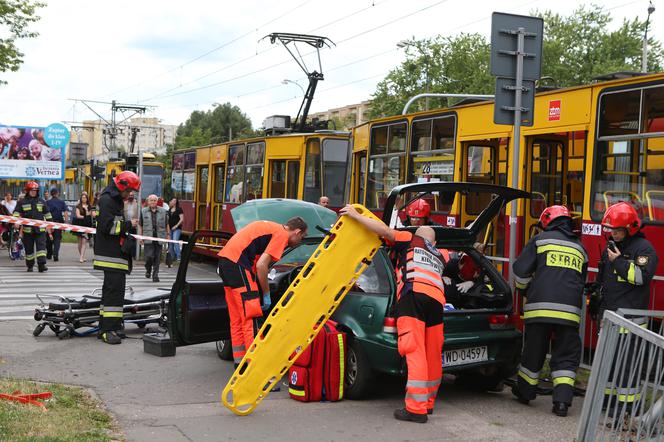 Suzuki wjechało pod tramwaj w Warszawie