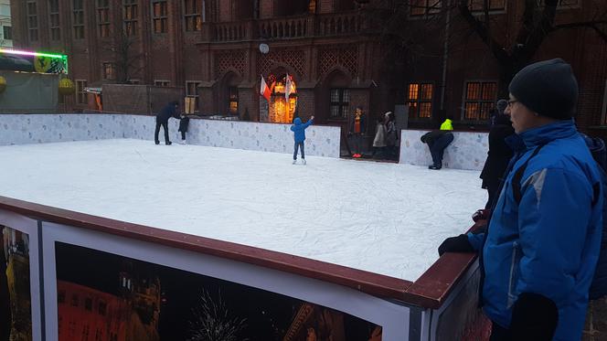 Lodowisko pod chmurką na Rynku Staromiejskim w Toruniu