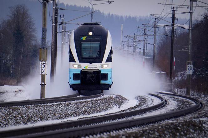 Śląskie: Ogromne utrudnienia na kolei, prawie 500 odbiorców bez prądu. Zima zaatakowała