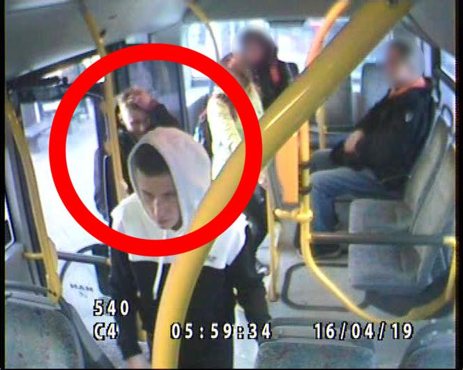 Policja z Torunia poszukuje tych przestępców. Rozpoznajesz ich?