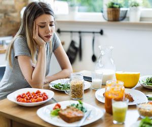 Nie czujesz głodu rano? To może być sygnał problemów hormonalnych