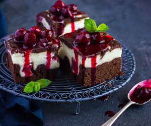 Urzekające ciasto czekoladowo - serowe z wiśniami