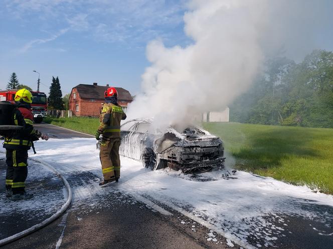 Pożar mercedesa w Lyskach. Auto całkowicie spłonęło