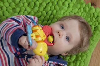 Zabawka na Dzień Dziecka dla niemowlaka – przykłady prezentów