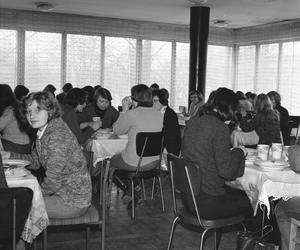 Studenci na stołówce uczelni. 1978