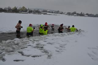 Mikołajkowe morsowanie z Aktywnym Ćmińskiem w zalewie Umer