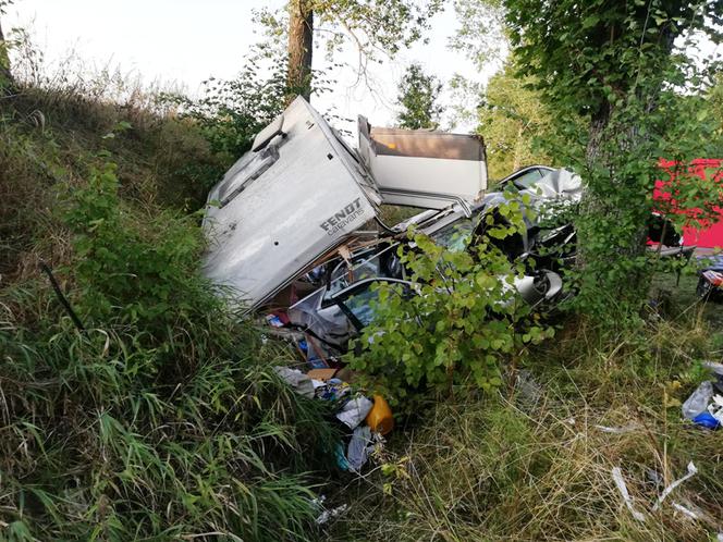 Śmiertelny wypadek auta z przyczepą kempingową w powiecie braniewskim. Nie żyje 35-latek
