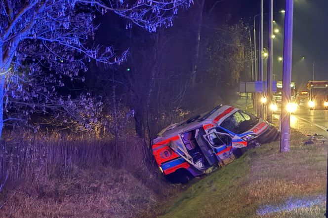 Tragiczny wypadek na Mazowszu. Karetka na sygnale dachowała w rowie. Jeden ratownik zginął na miejscu