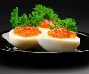 Jajka faszerowane z kawiorem: wykwintna przystawka 
