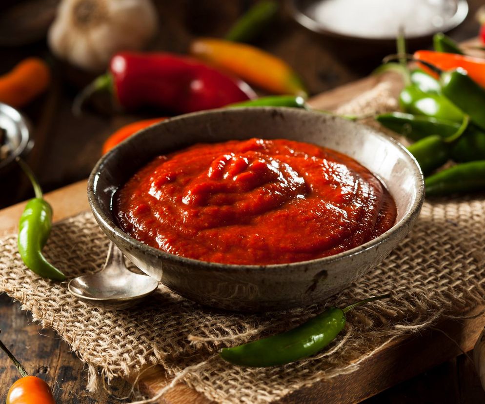Sos Sriracha: przepis na pikantny sos w słoikach
